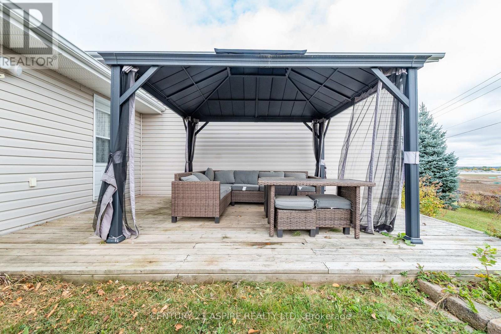 527 Angus Campbell Drive, Pembroke, Ontario  K8A 8K6 - Photo 5 - X12482266