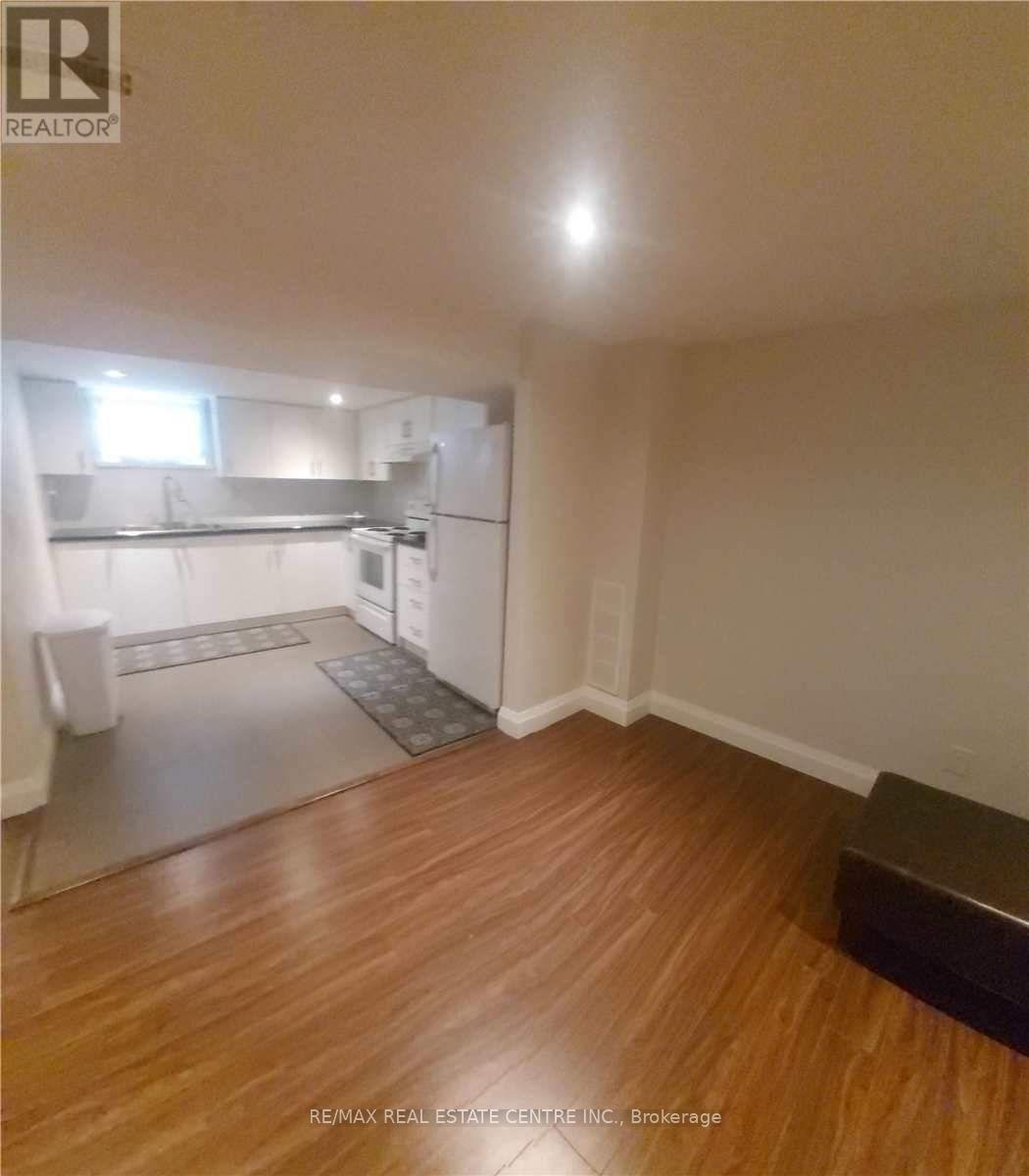 1086 Fourth Street, Mississauga, Ontario  L5E 1K3 - Photo 2 - W12482217