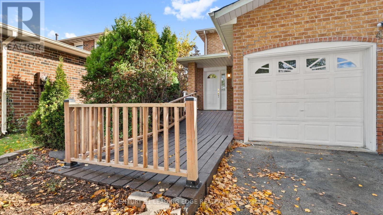 42 Tanager Square, Brampton, Ontario  L6Z 1X2 - Photo 2 - W12482226