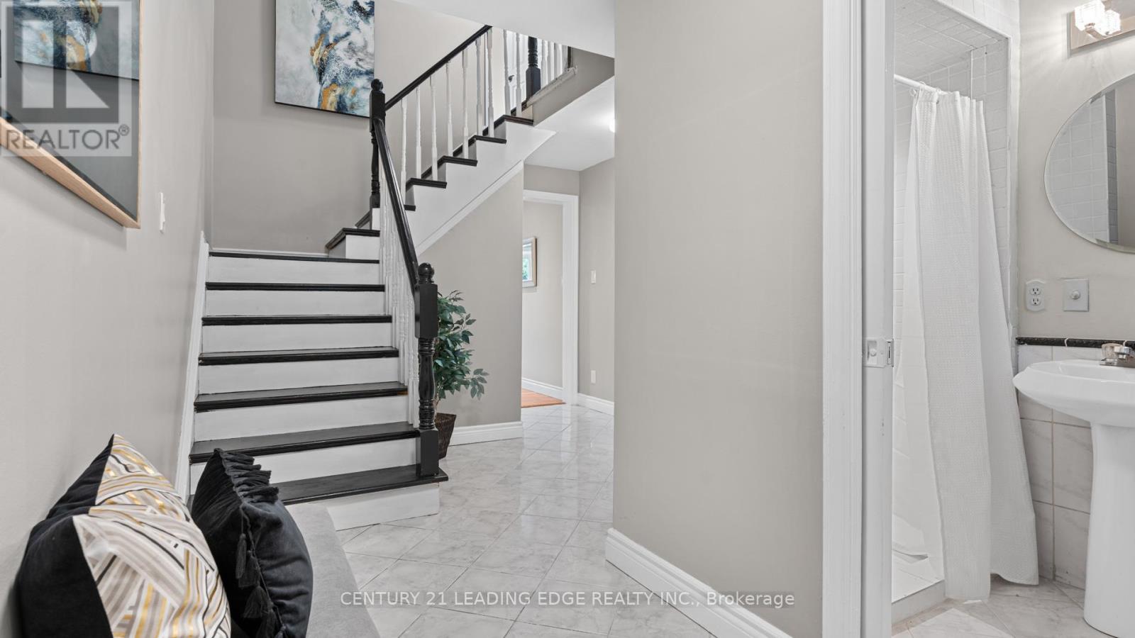 42 Tanager Square, Brampton, Ontario  L6Z 1X2 - Photo 4 - W12482226