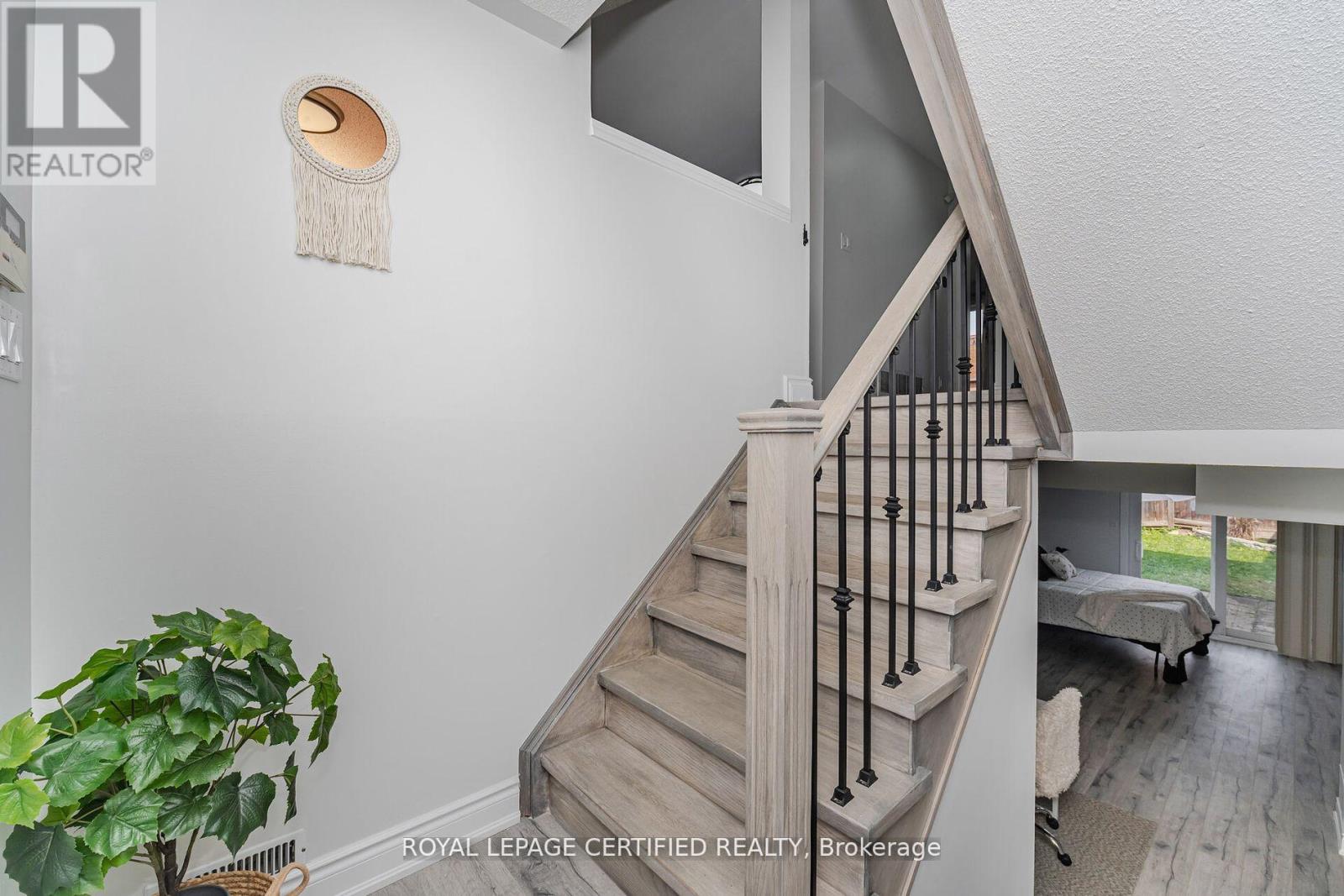 123 Dunlop Court, Brampton, Ontario  L6X 5A6 - Photo 5 - W12482229