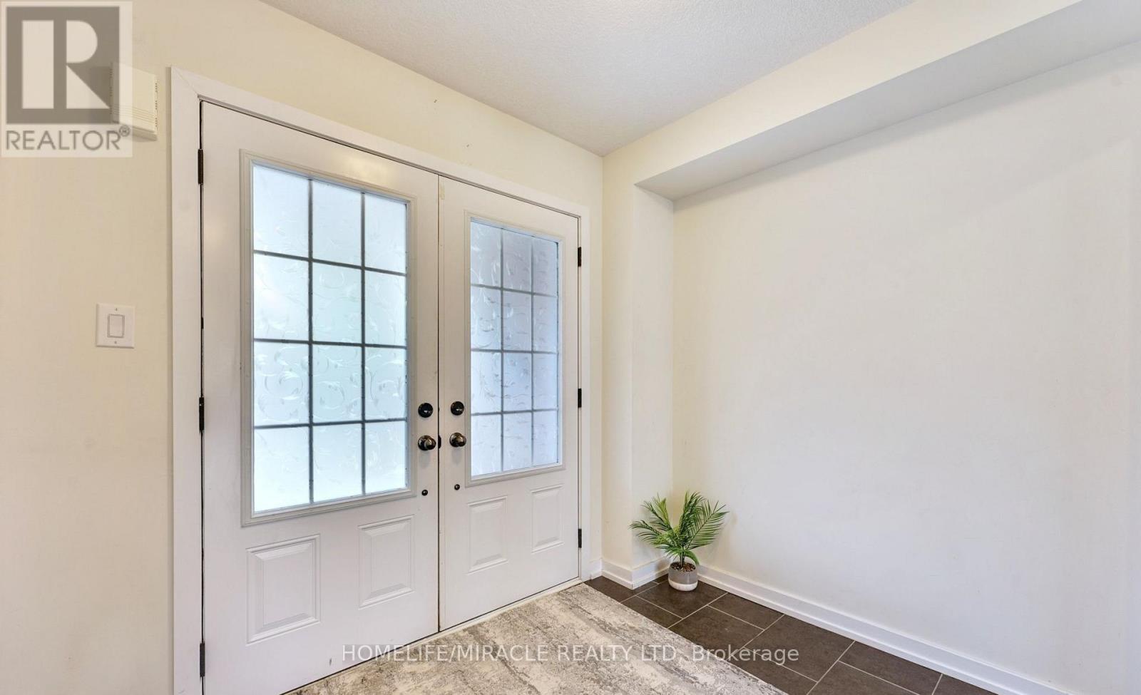 108 Golden Spring Drive, Brampton, Ontario  L7A 4N7 - Photo 4 - W12482232