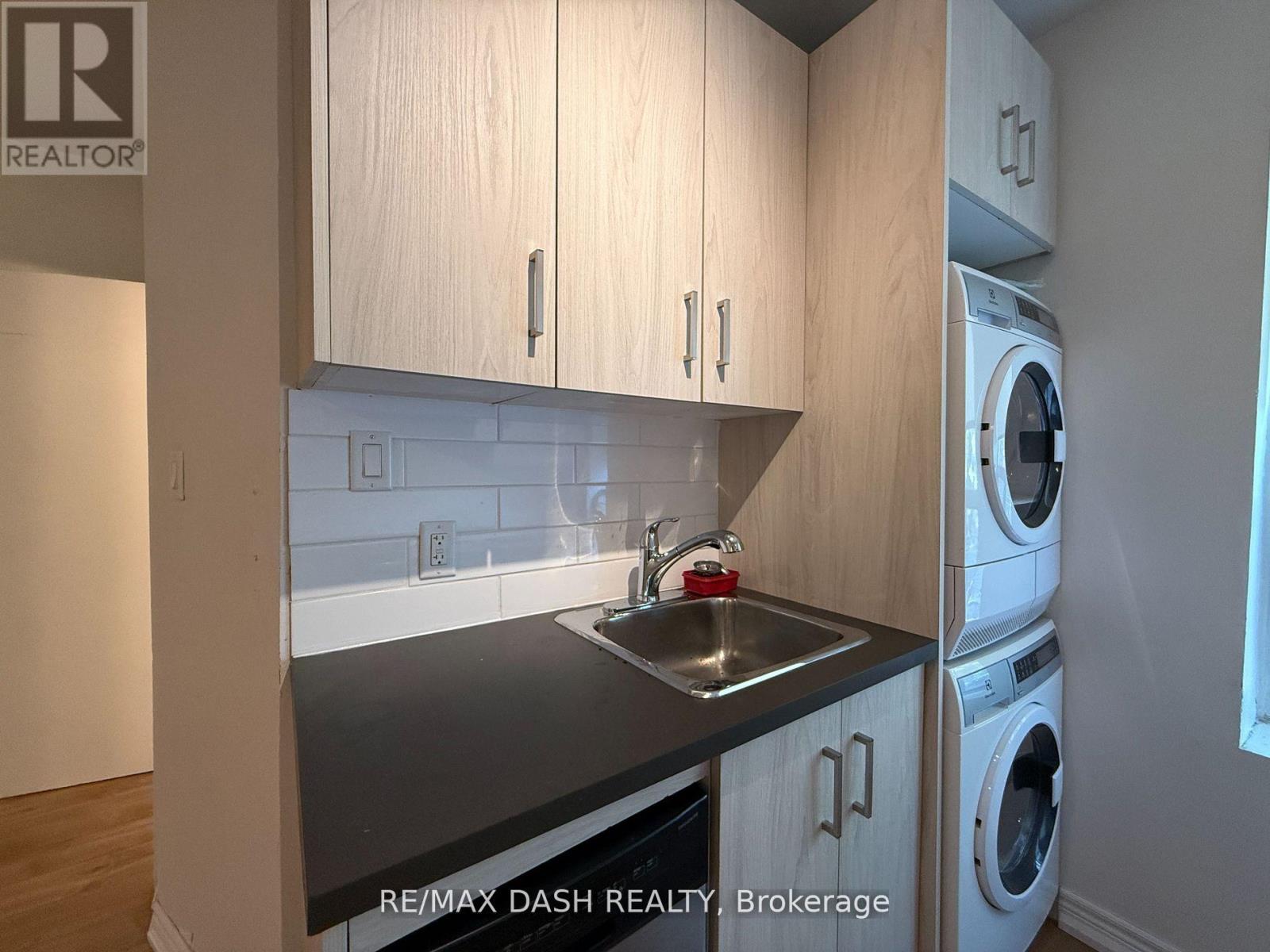 Upper - 2471 Dundas Street W, Toronto, Ontario  M6P 1X3 - Photo 2 - W12482251