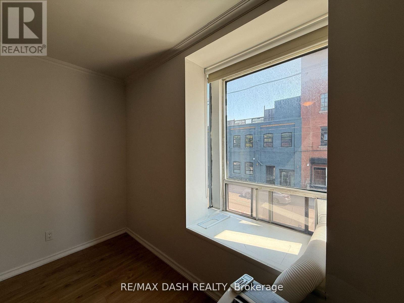 Upper - 2471 Dundas Street W, Toronto, Ontario  M6P 1X3 - Photo 8 - W12482251