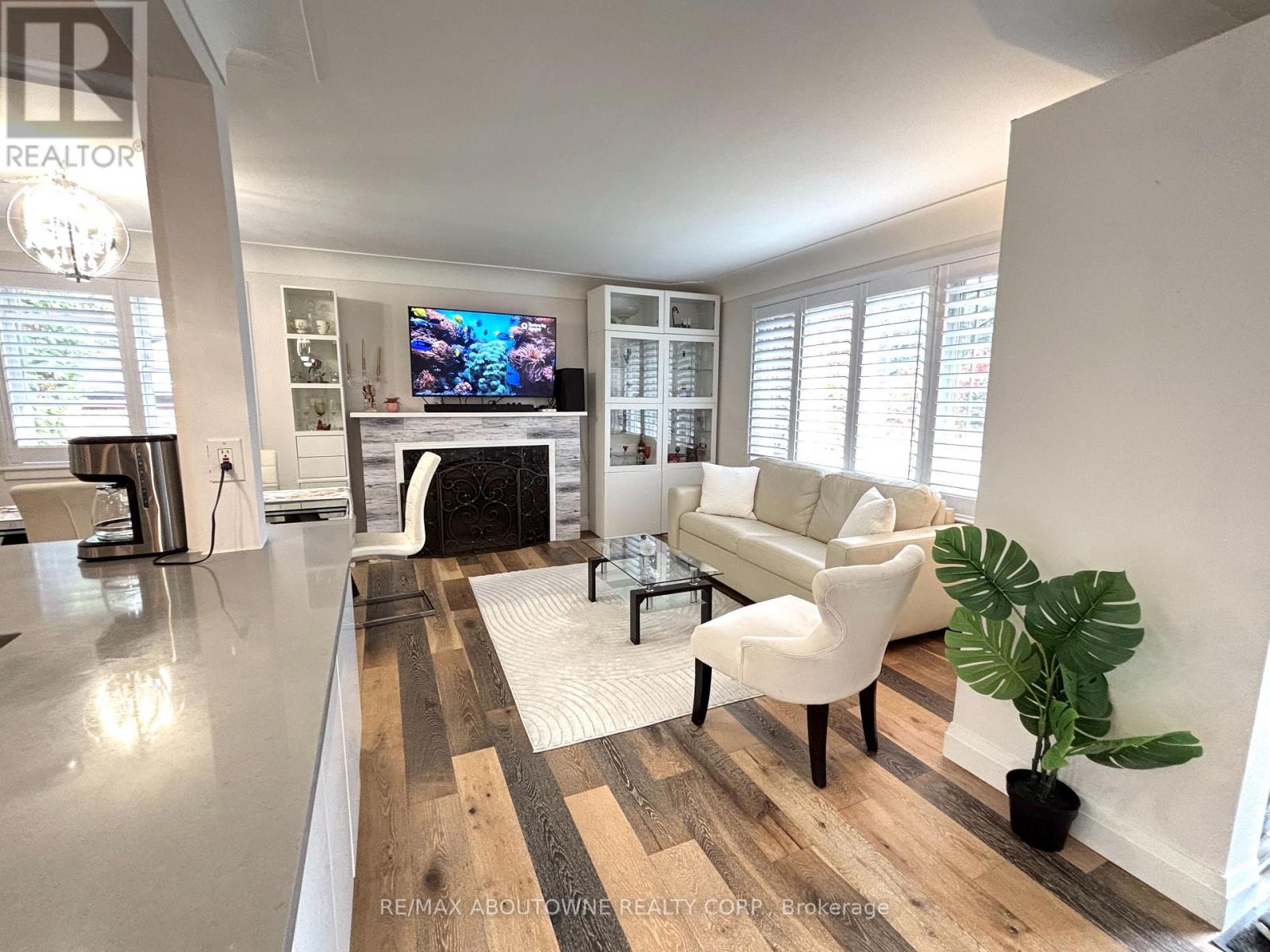 2105 Maplewood Drive, Burlington, Ontario  L7R 2C6 - Photo 13 - W12473339