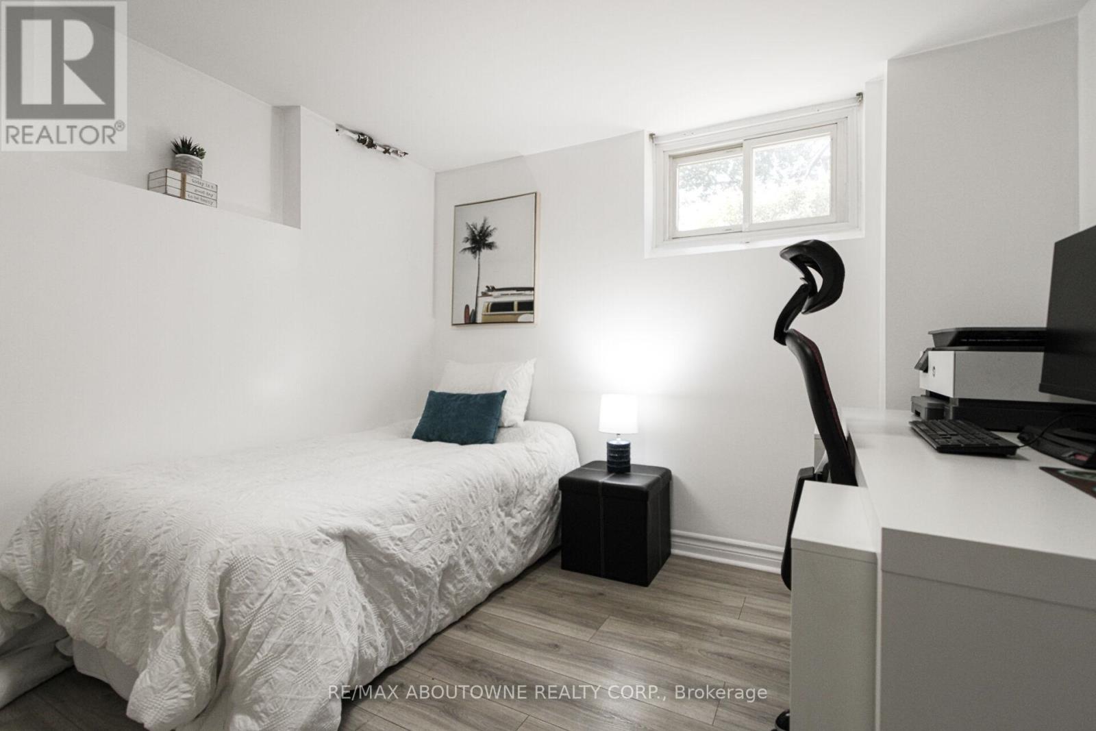 2105 Maplewood Drive, Burlington, Ontario  L7R 2C6 - Photo 34 - W12473339