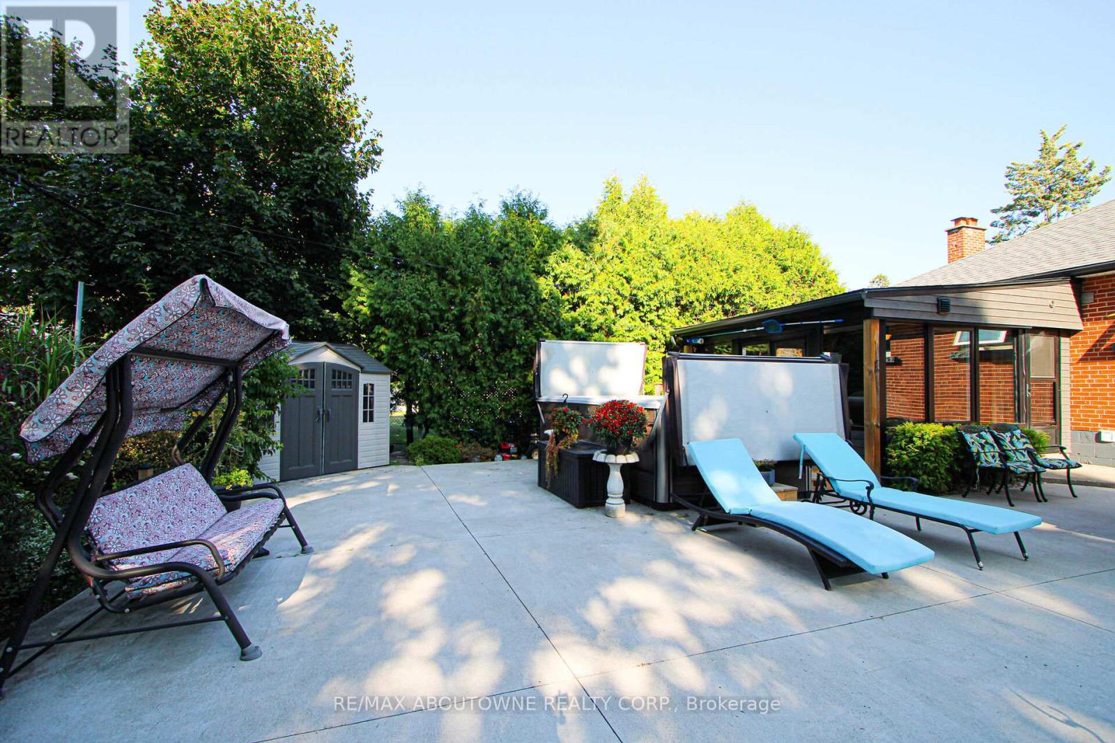 2105 Maplewood Drive, Burlington, Ontario  L7R 2C6 - Photo 37 - W12473339
