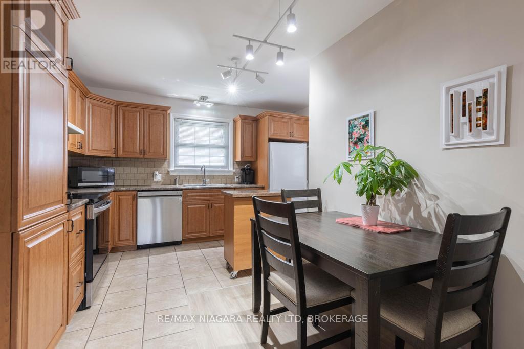 96 Royal Manor Drive, St. Catharines, Ontario  L2M 4L7 - Photo 5 - X12482280