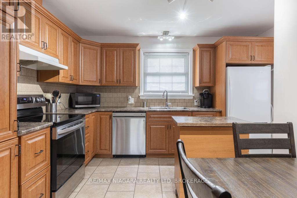 96 Royal Manor Drive, St. Catharines, Ontario  L2M 4L7 - Photo 6 - X12482280