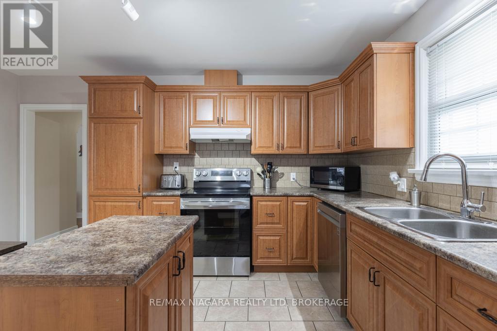 96 Royal Manor Drive, St. Catharines, Ontario  L2M 4L7 - Photo 7 - X12482280
