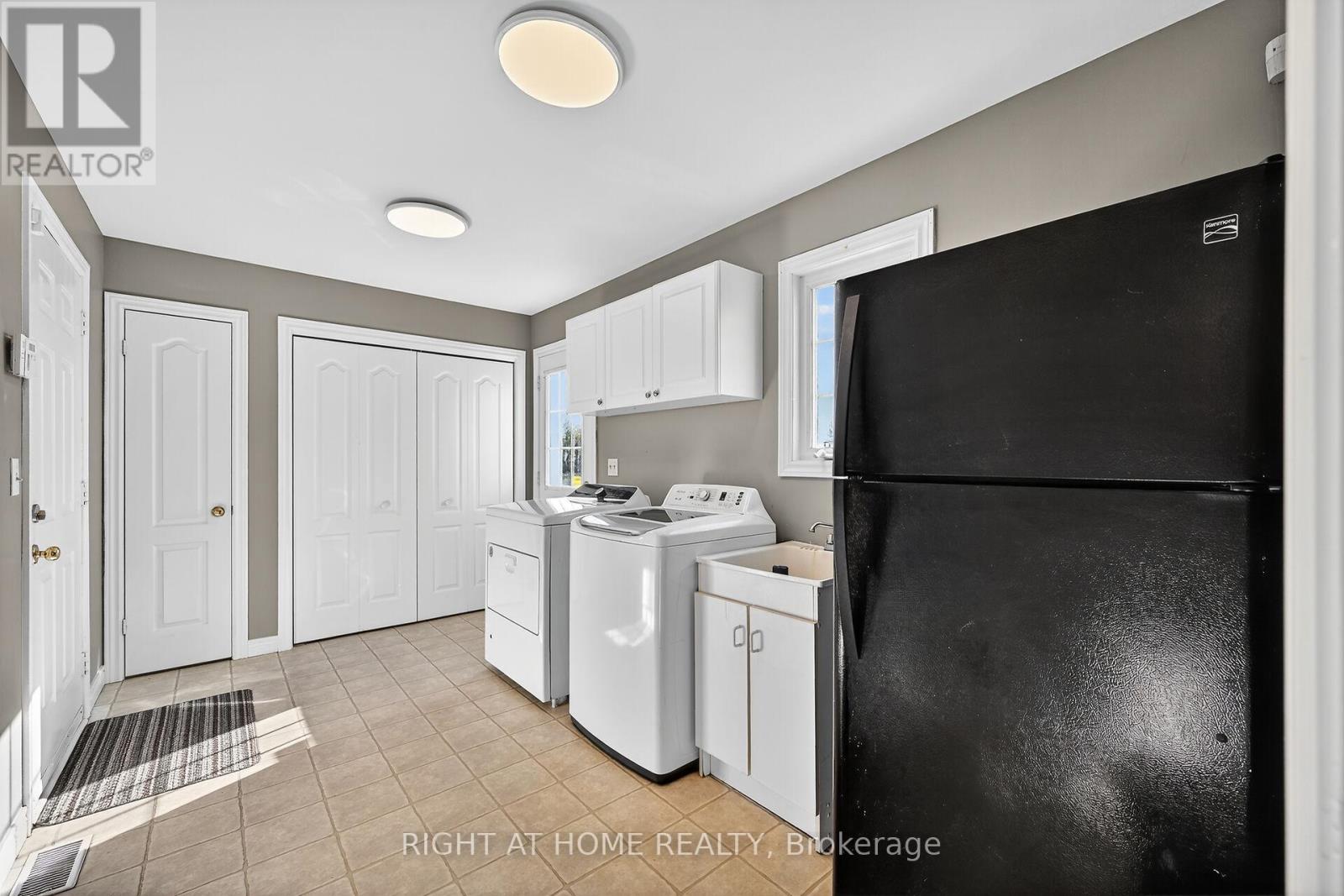 8 Talbot Road, Haldimand, Ontario  N0A 1C0 - Photo 34 - X12482215