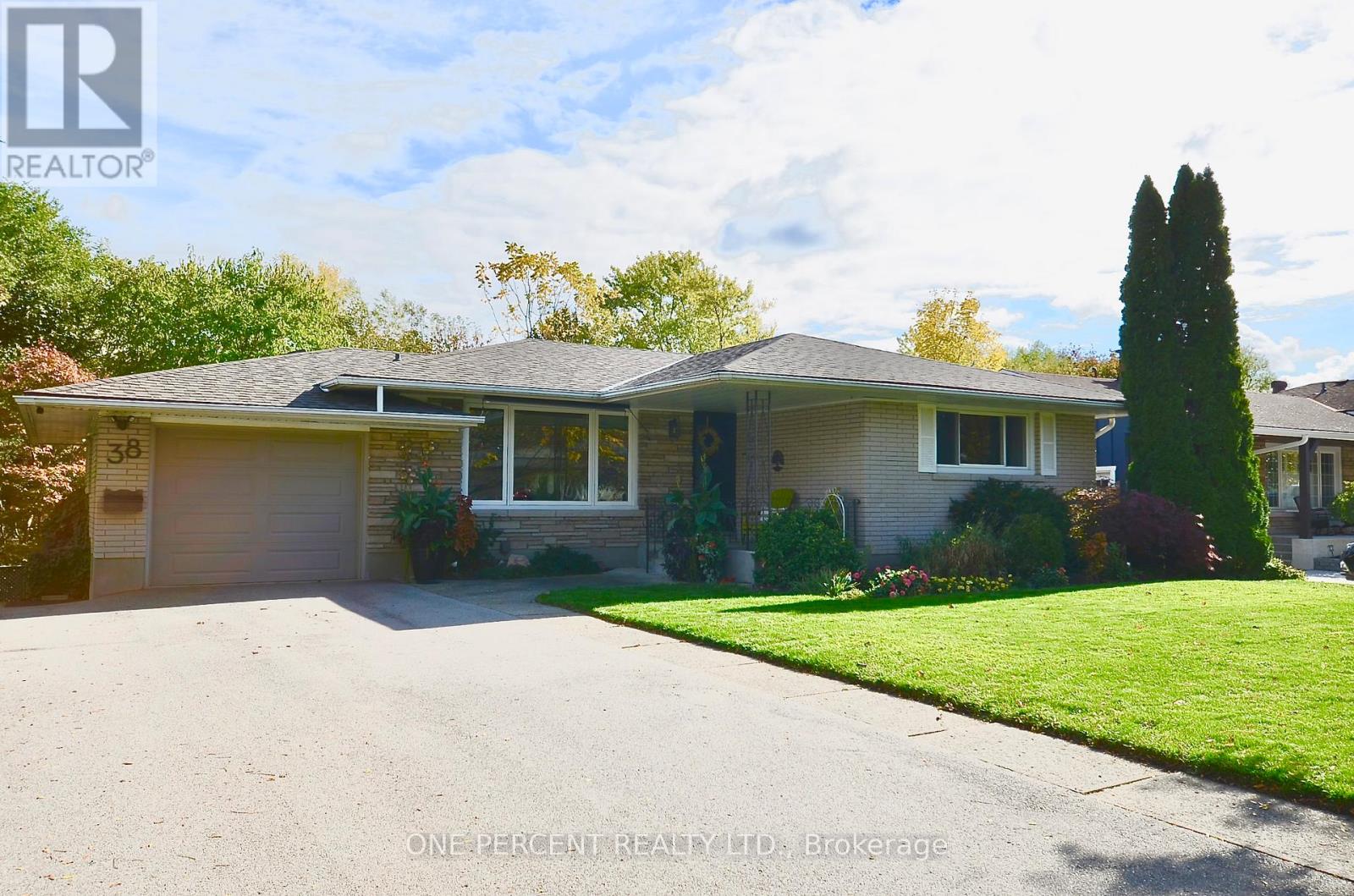 38 Strathcona Drive, St. Catharines, Ontario  L2M 2A9 - Photo 2 - X12482224