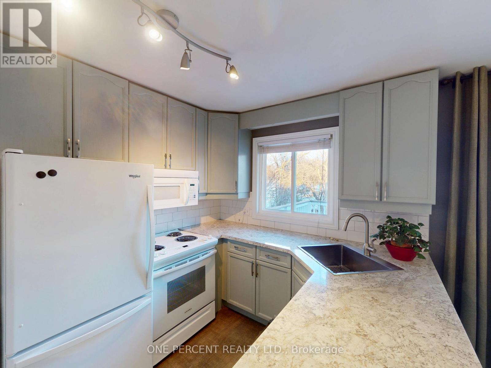 38 Strathcona Drive, St. Catharines, Ontario  L2M 2A9 - Photo 4 - X12482224