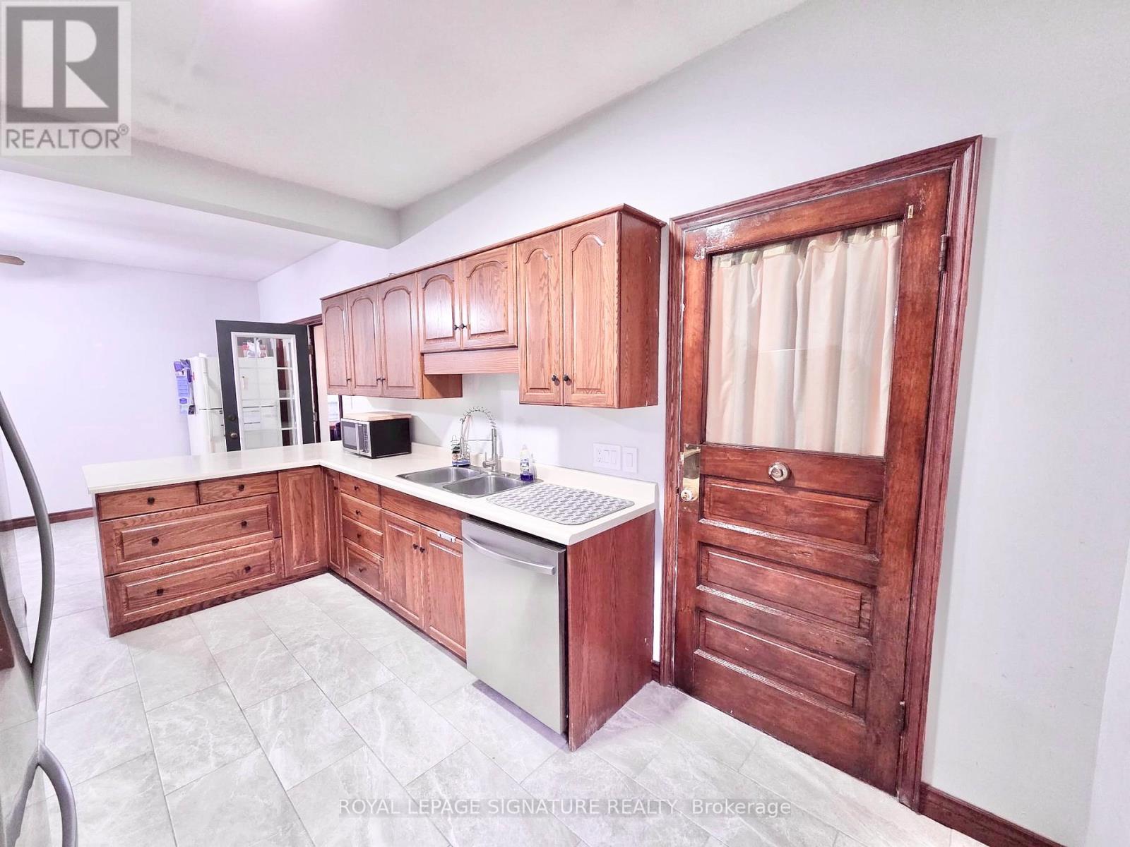 Upper/main - 205 South Street, Brockton, Ontario  N0G 2V0 - Photo 15 - X12482241
