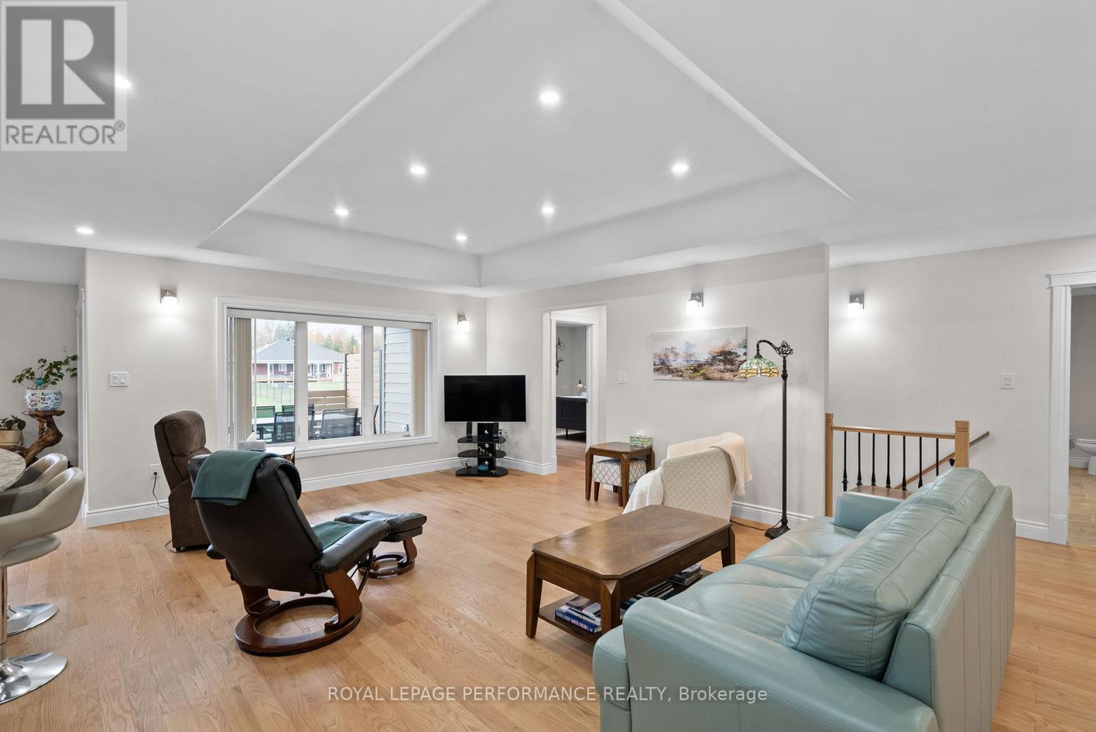 55 Dale Street, South Stormont, Ontario  K0C 1M0 - Photo 6 - X12482278