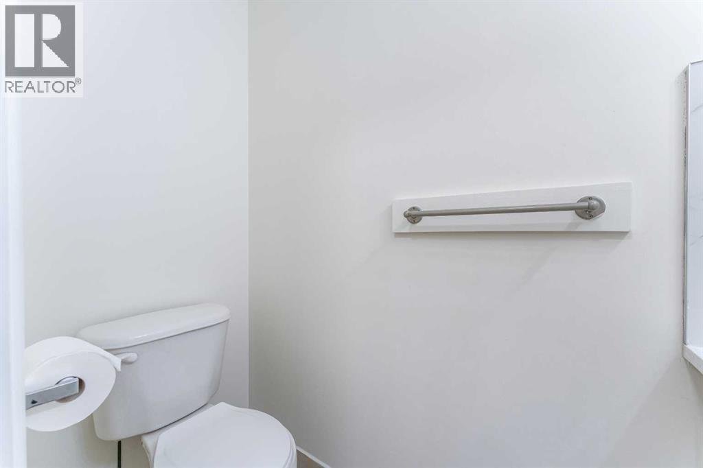 121 Eversyde Point Sw, Calgary, Alberta  T2Y 4X7 - Photo 9 - A2266373