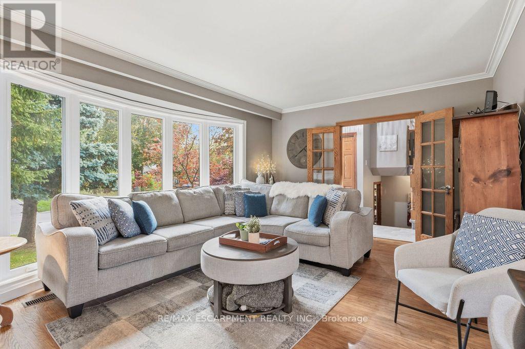 5119 Cherryhill Crescent, Burlington, Ontario  L7L 4B8 - Photo 6 - W12482303