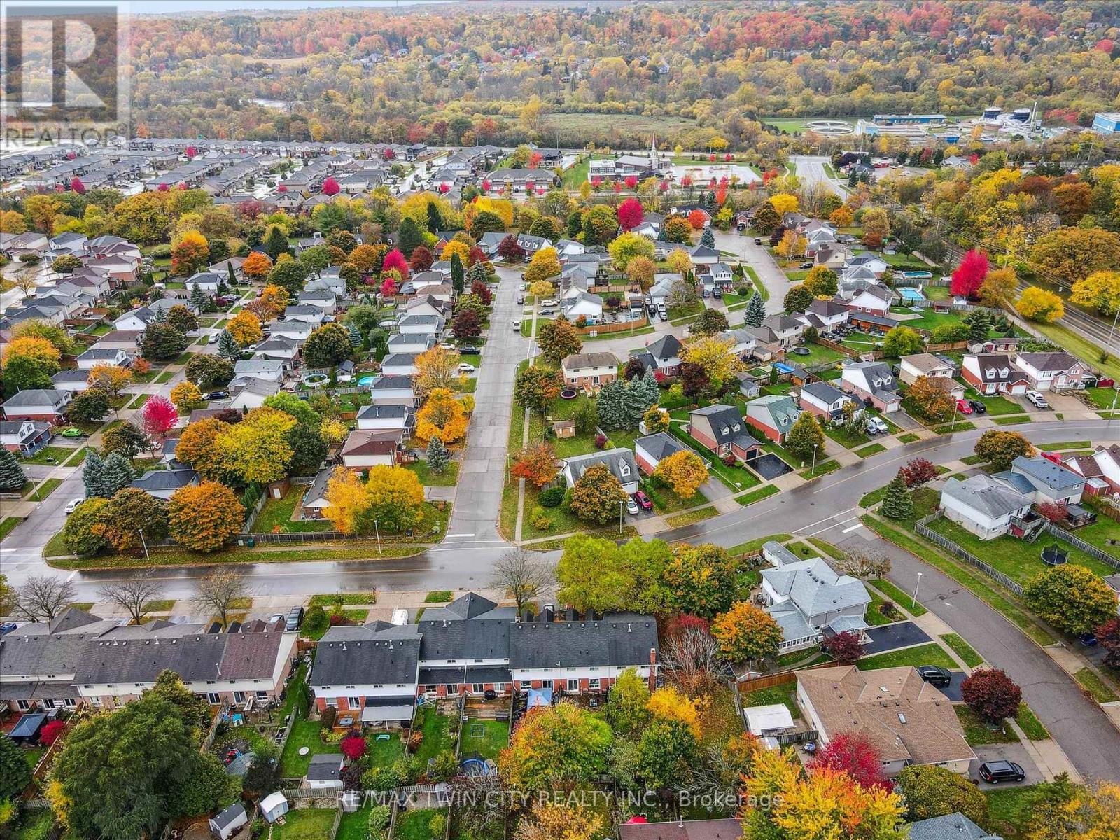 35 Edgemere Drive, Cambridge, Ontario  N1P 1A9 - Photo 3 - X12482320