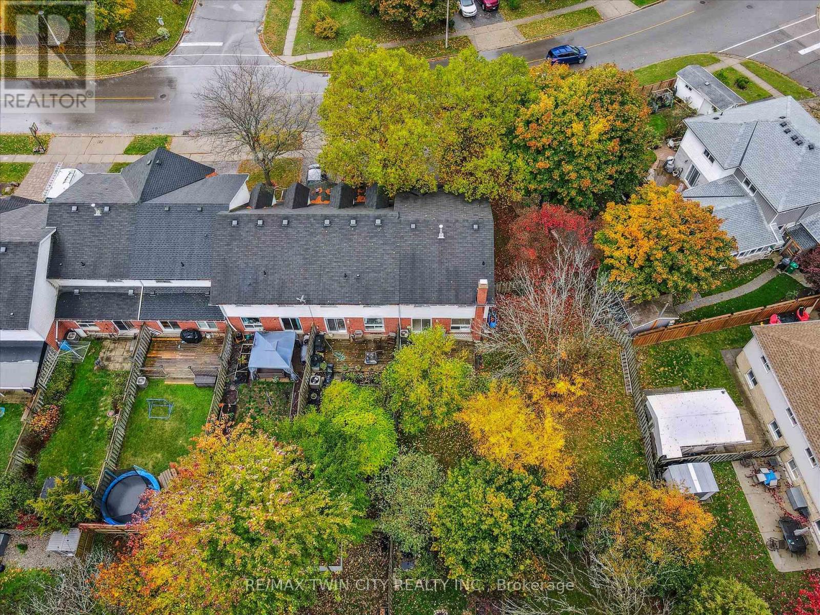35 Edgemere Drive, Cambridge, Ontario  N1P 1A9 - Photo 5 - X12482320