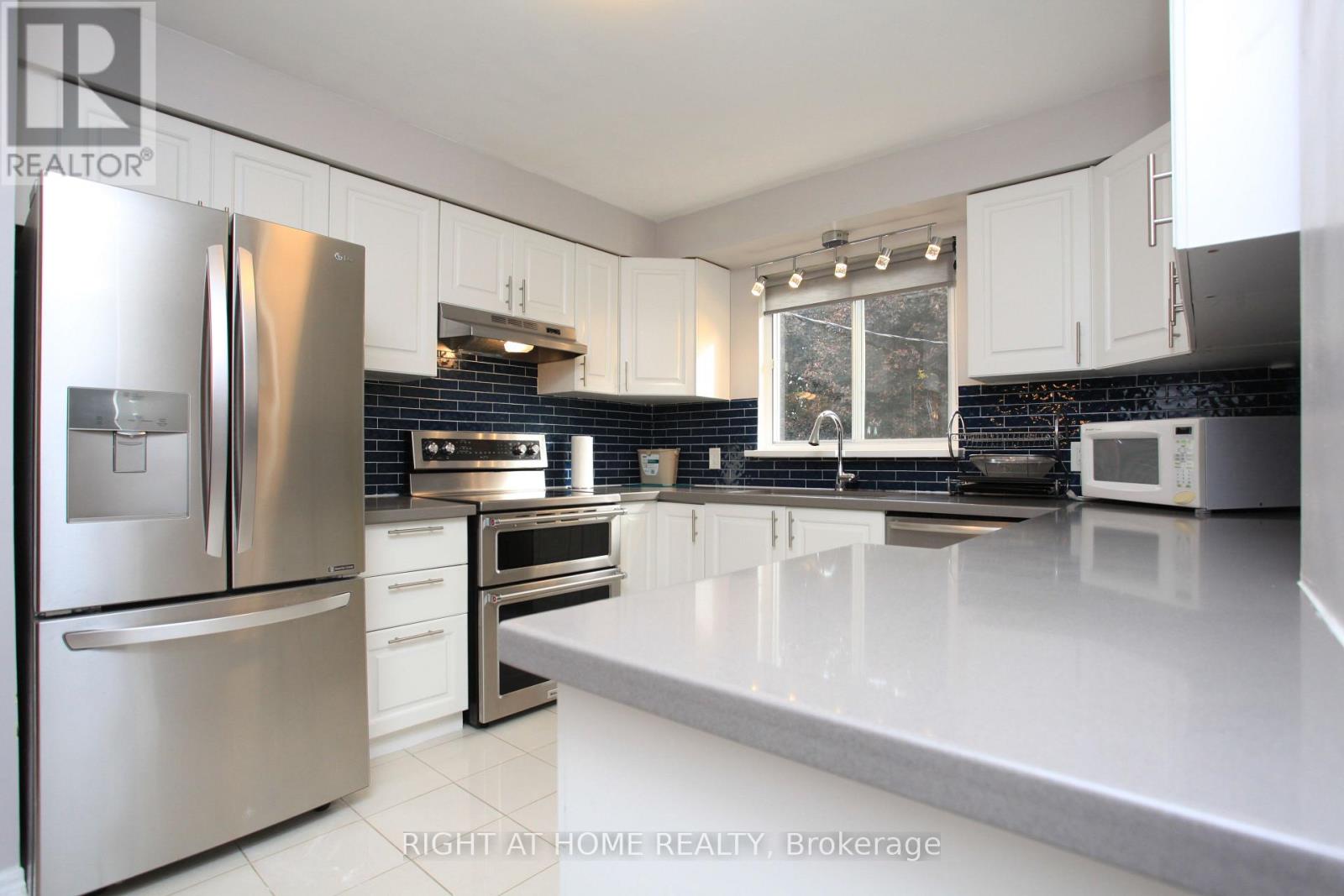 38 - 38 The Carriage Way, Markham, Ontario  L3T 4V1 - Photo 3 - N12482022