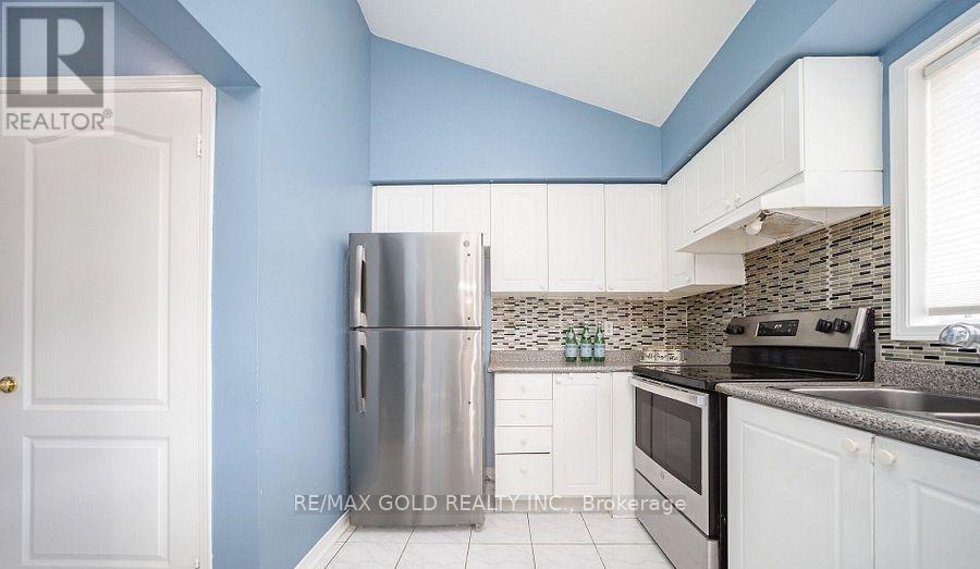 108 Black Forest Drive N, Brampton, Ontario  L6R 2E6 - Photo 17 - W12482334