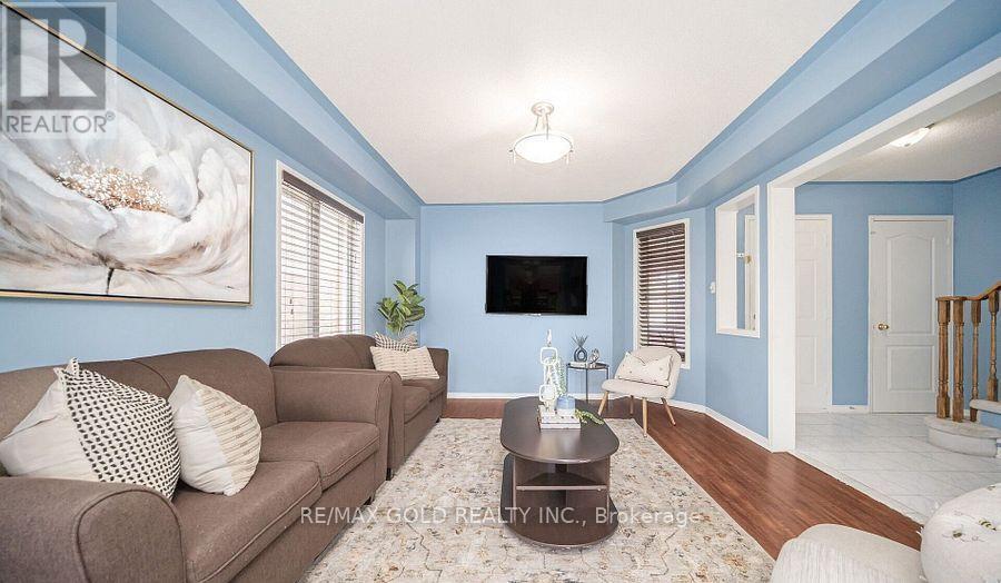 108 Black Forest Drive N, Brampton, Ontario  L6R 2E6 - Photo 3 - W12482334