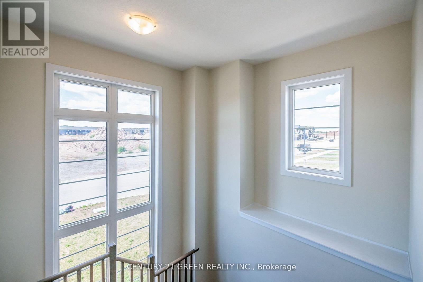 414 Eastbridge Avenue, Welland, Ontario  L3B 0M7 - Photo 14 - X12482333