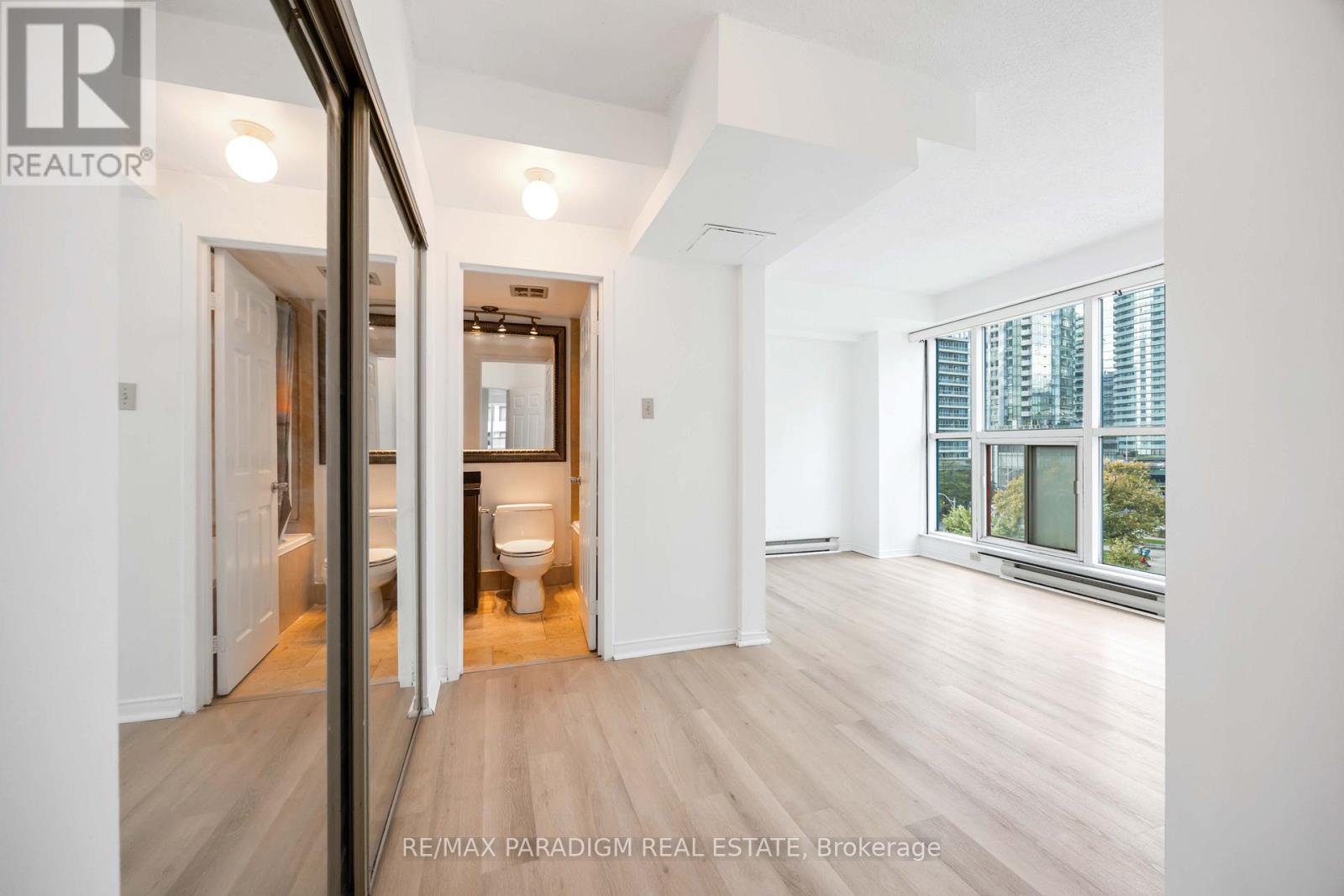 702 - 77 Harbour Square, Toronto, Ontario  M5J 2S2 - Photo 23 - C12482354