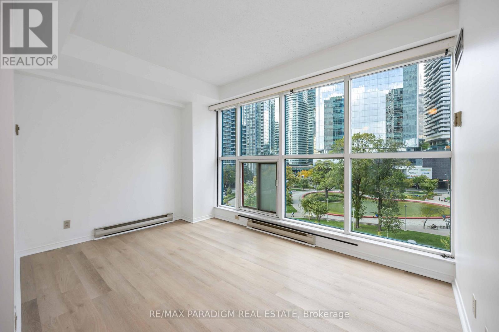 702 - 77 Harbour Square, Toronto, Ontario  M5J 2S2 - Photo 25 - C12482354