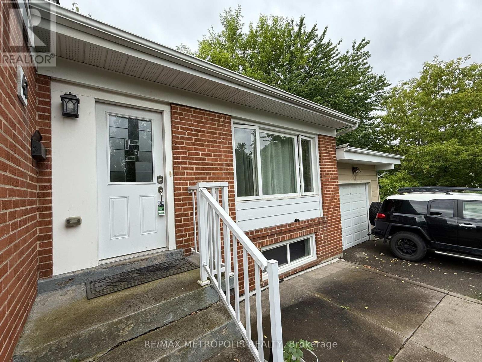 47 Haileybury Drive, Toronto, Ontario  M1K 4X7 - Photo 4 - E12482358