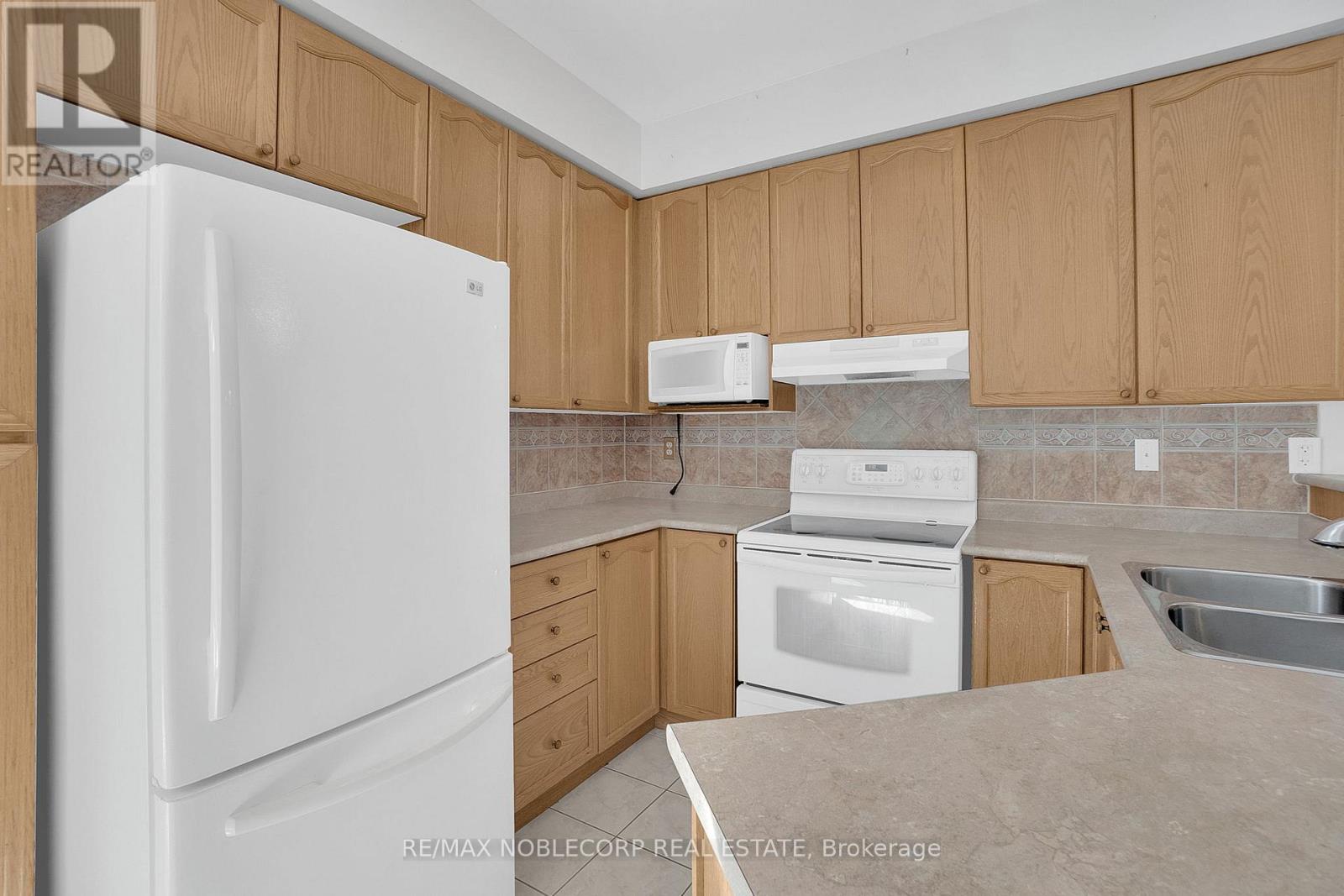 91 Eastview Gate, Brampton, Ontario  L6P 2G7 - Photo 11 - W12482362