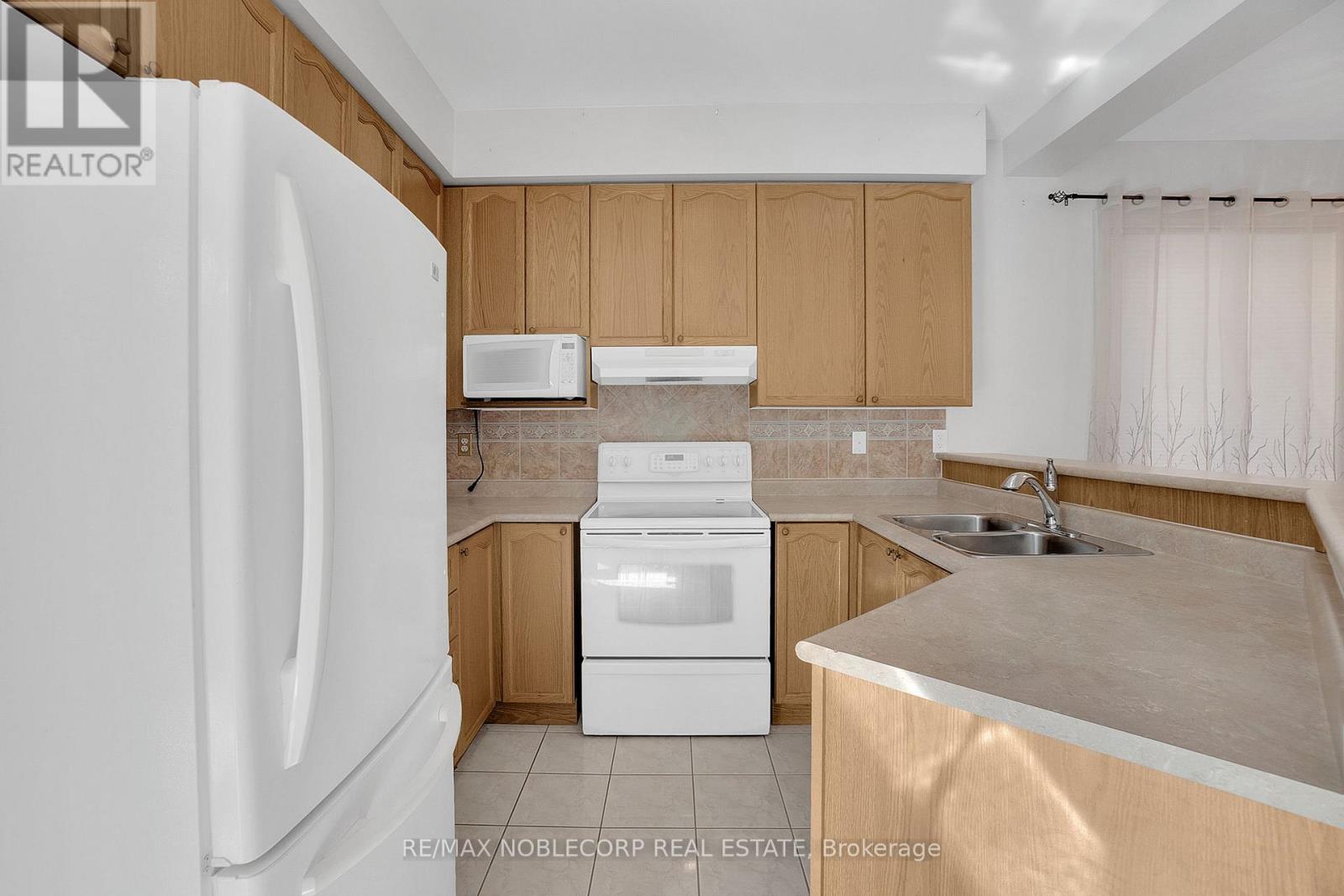 91 Eastview Gate, Brampton, Ontario  L6P 2G7 - Photo 12 - W12482362
