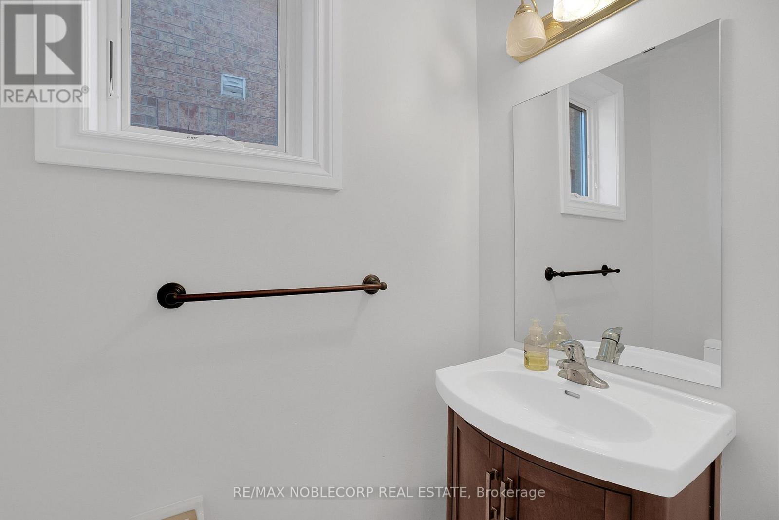 91 Eastview Gate, Brampton, Ontario  L6P 2G7 - Photo 13 - W12482362