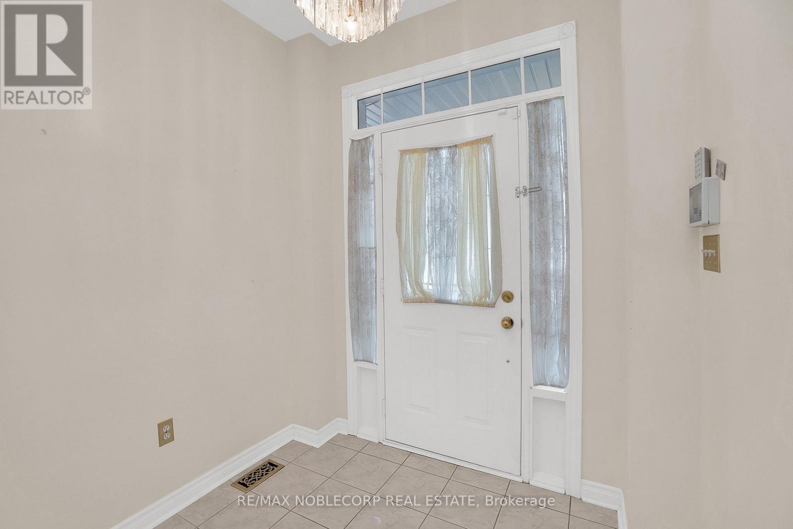 91 Eastview Gate, Brampton, Ontario  L6P 2G7 - Photo 4 - W12482362