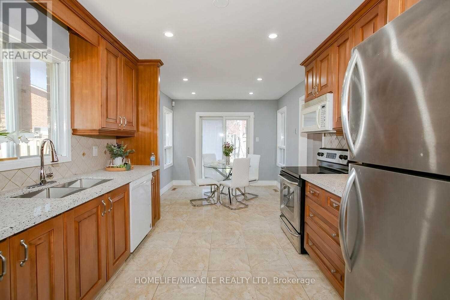 61 Alabaster Drive, Brampton, Ontario  L6V 4G9 - Photo 4 - W12482363