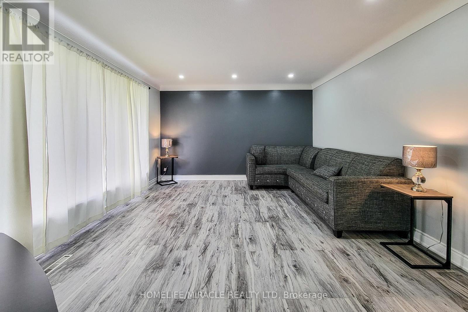 28 Glengarry Road, St. Catharines, Ontario  L2T 2T9 - Photo 10 - X12482348