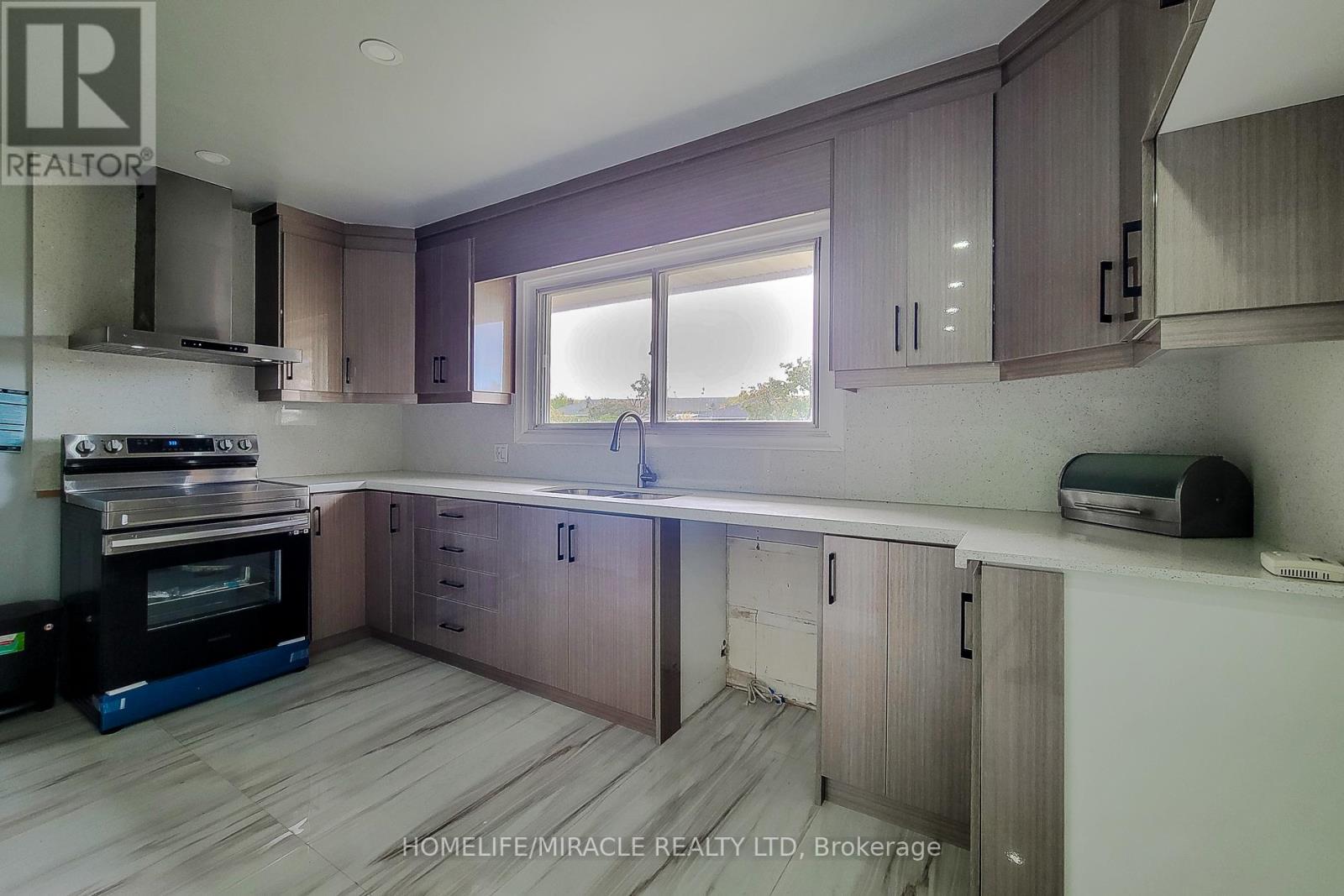 28 Glengarry Road, St. Catharines, Ontario  L2T 2T9 - Photo 16 - X12482348