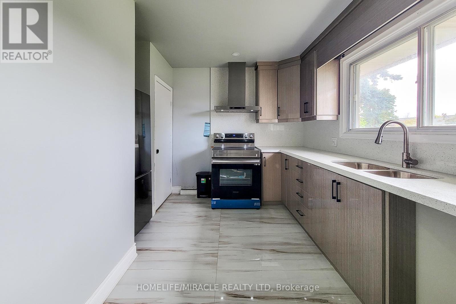 28 Glengarry Road, St. Catharines, Ontario  L2T 2T9 - Photo 18 - X12482348