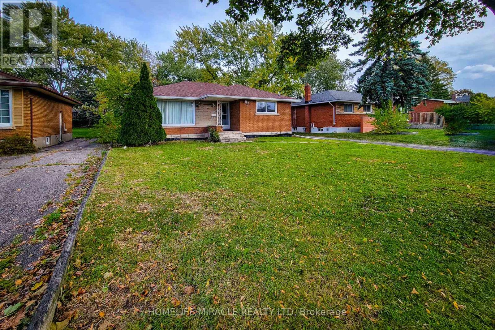 28 Glengarry Road, St. Catharines, Ontario  L2T 2T9 - Photo 2 - X12482348