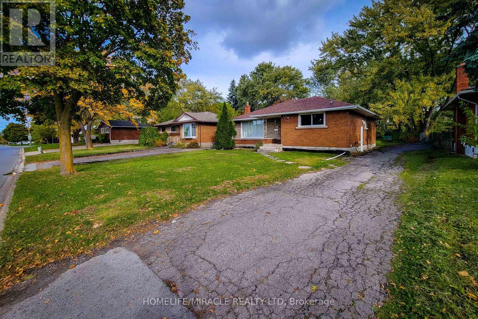28 Glengarry Road, St. Catharines, Ontario  L2T 2T9 - Photo 4 - X12482348