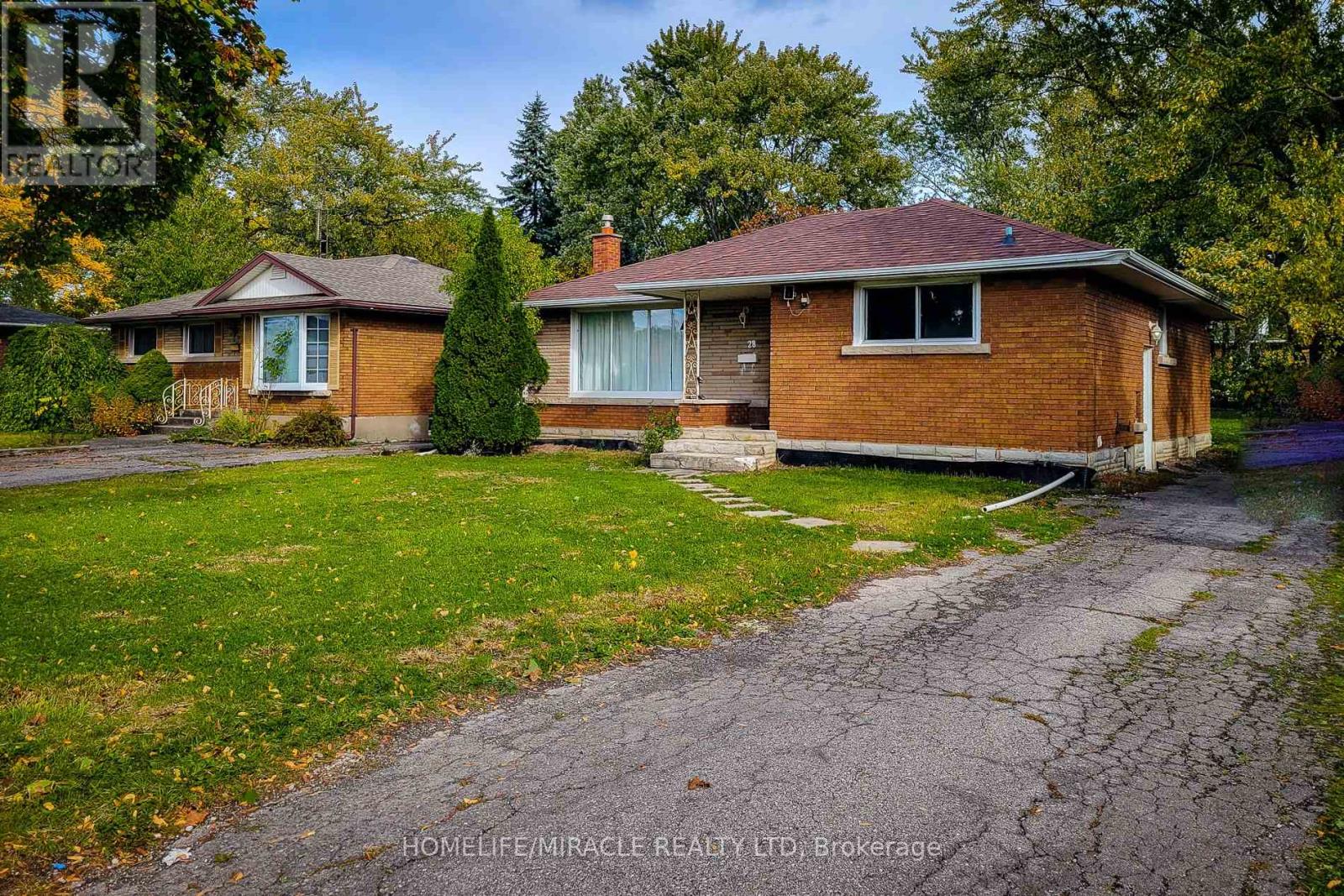 28 Glengarry Road, St. Catharines, Ontario  L2T 2T9 - Photo 5 - X12482348