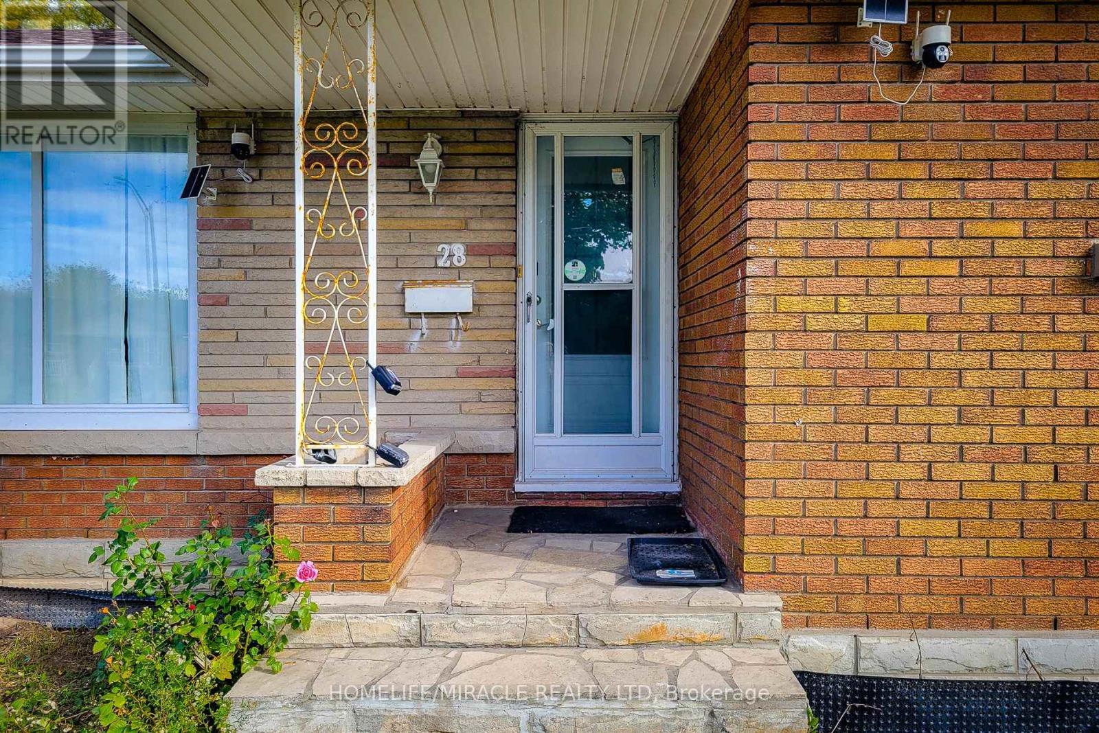 28 Glengarry Road, St. Catharines, Ontario  L2T 2T9 - Photo 6 - X12482348