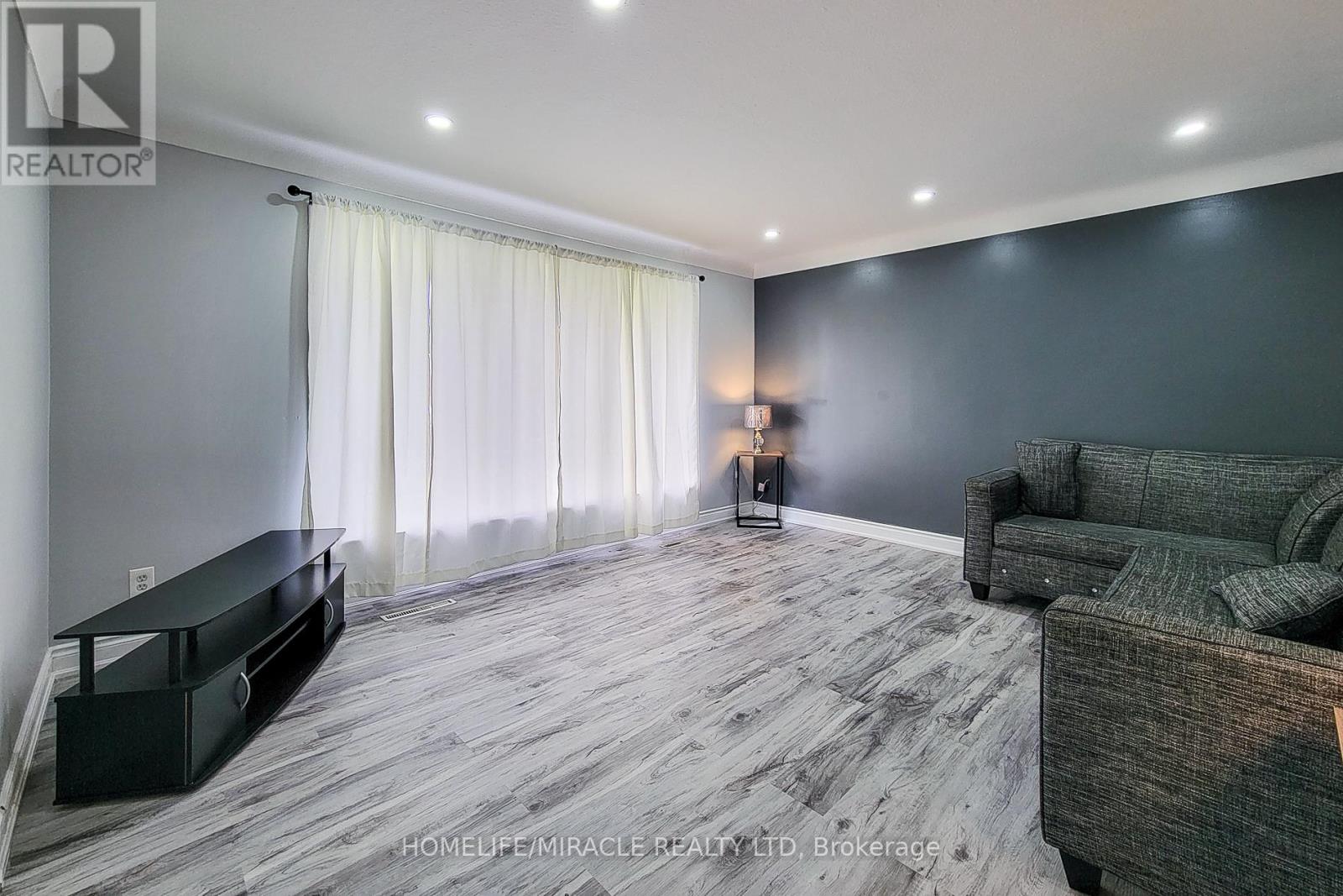 28 Glengarry Road, St. Catharines, Ontario  L2T 2T9 - Photo 9 - X12482348