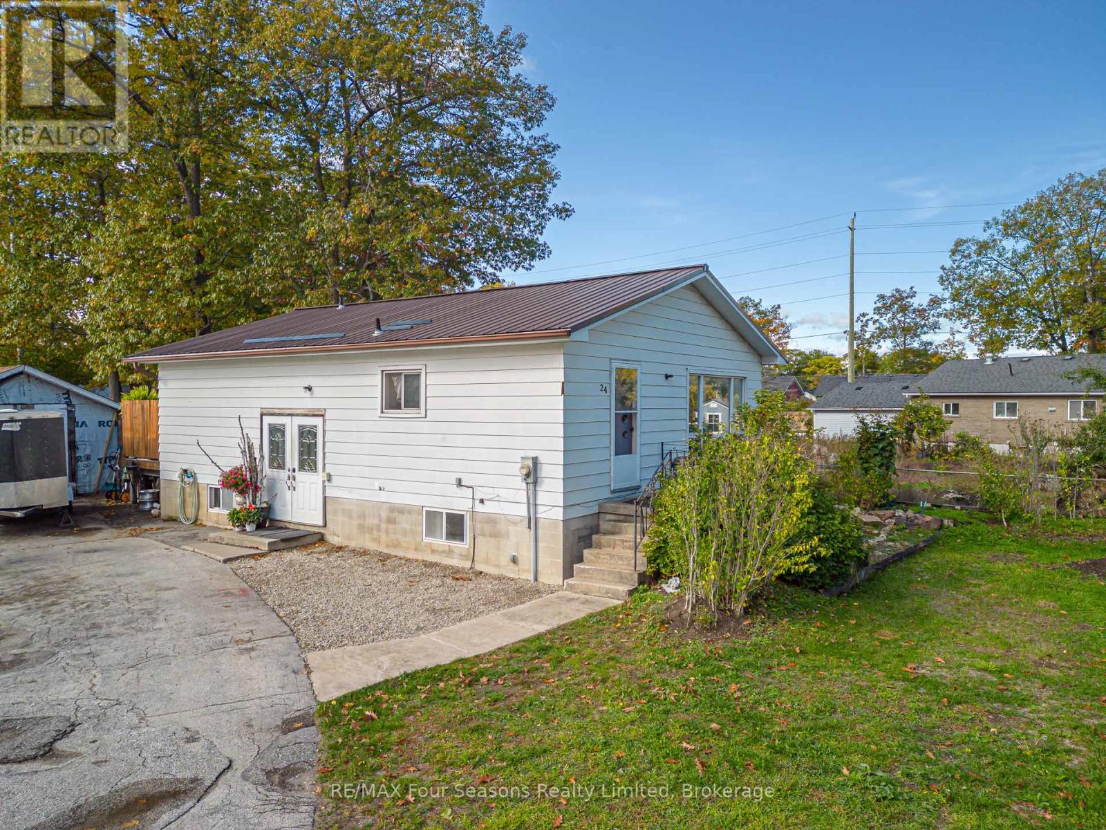 24 Indianola Crescent, Wasaga Beach, Ontario  L9Z 2W3 - Photo 5 - S12482347