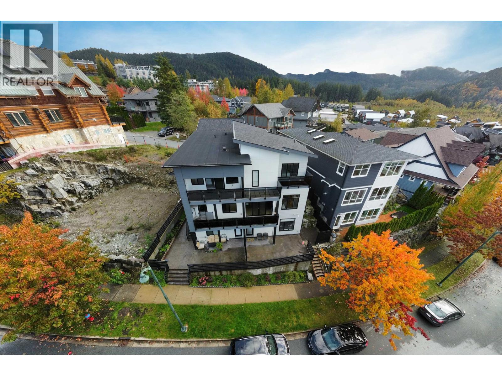 40874 The Crescent, Squamish, British Columbia  V8B 0R9 - Photo 2 - R3058688