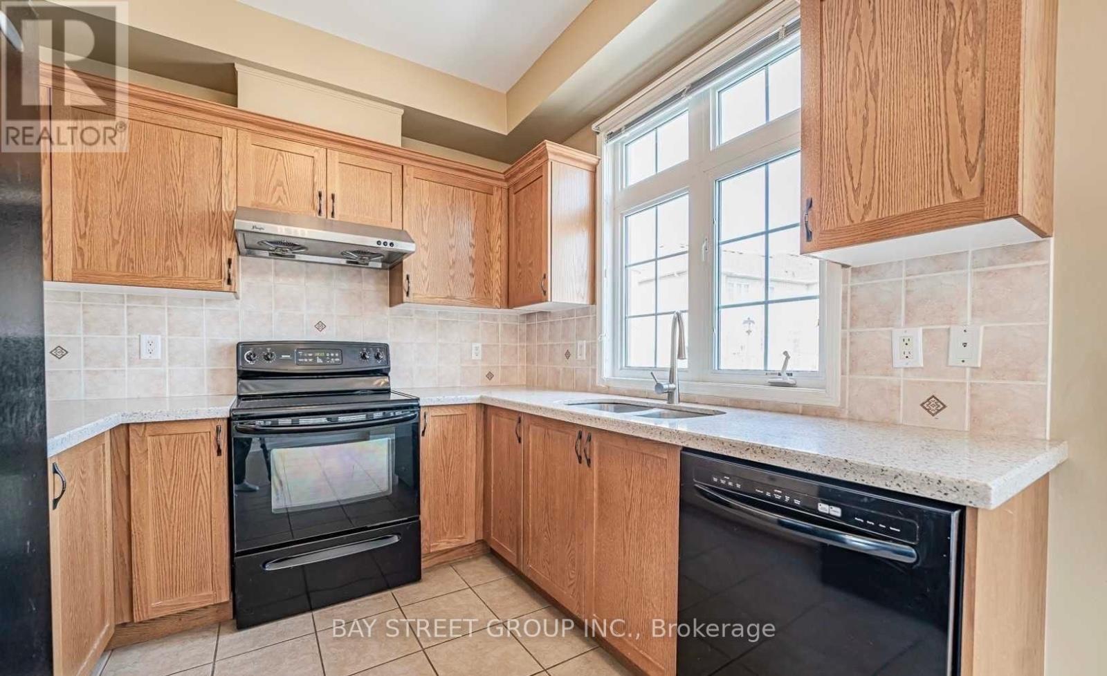 14 - 10 Post Oak Drive, Richmond Hill, Ontario  L4E 4H8 - Photo 7 - N12482373