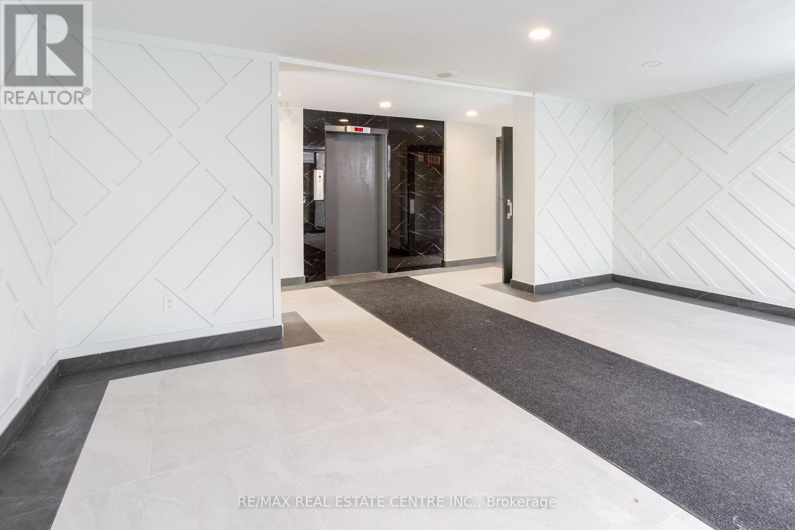 105 - 5 Hill Heights Road E, Toronto, Ontario  M8Y 1Y9 - Photo 2 - W12482374