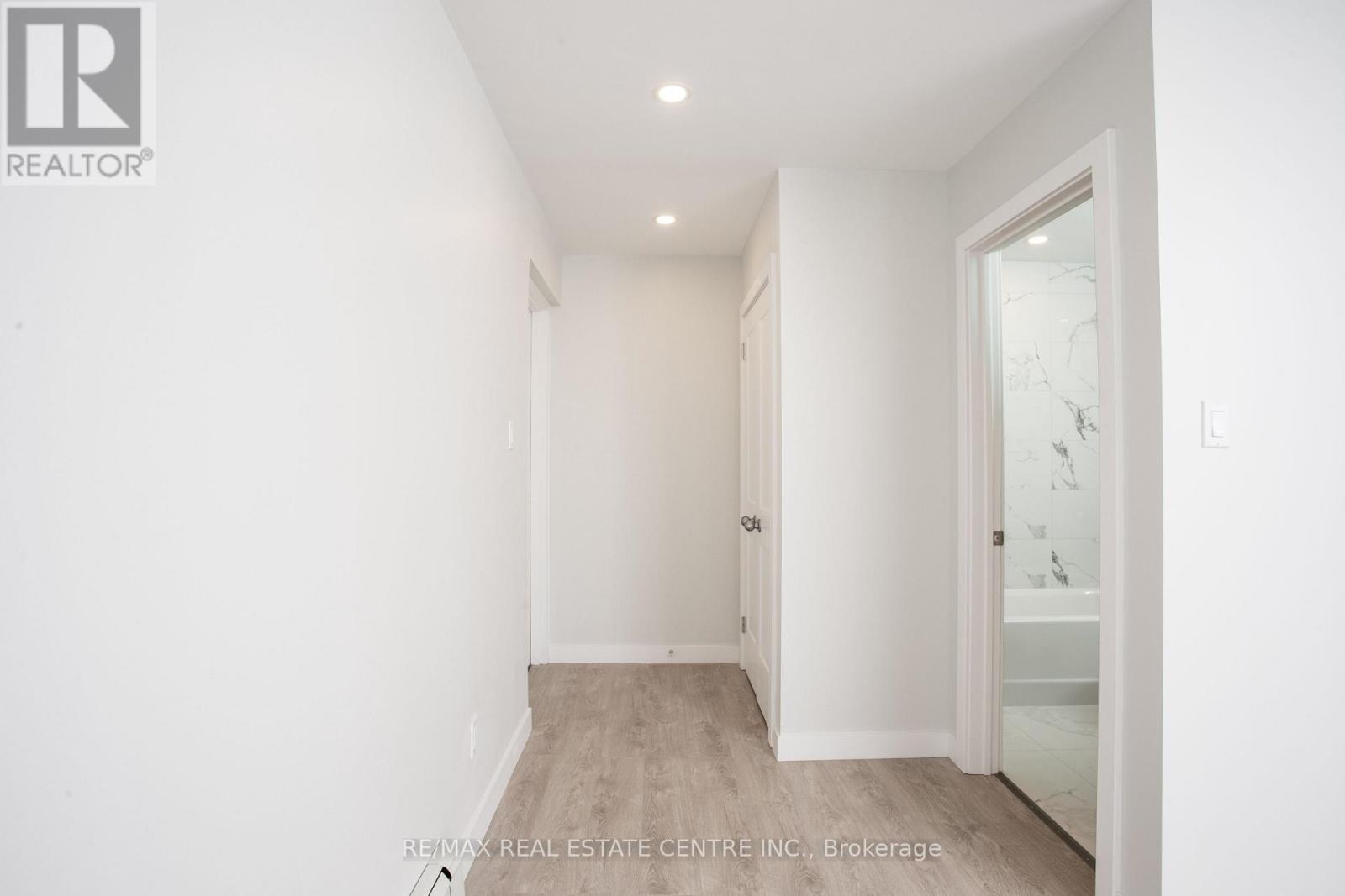 105 - 5 Hill Heights Road E, Toronto, Ontario  M8Y 1Y9 - Photo 4 - W12482374