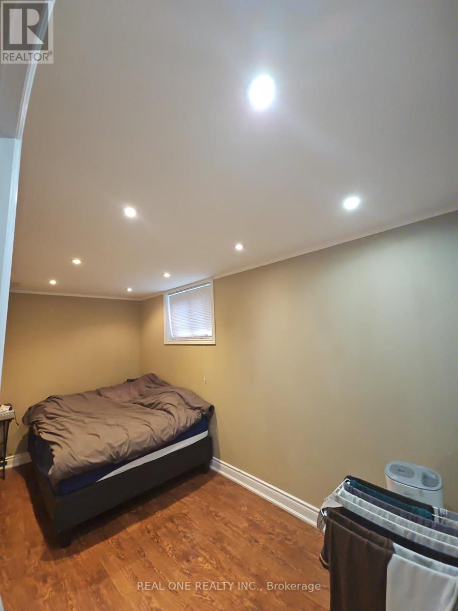 463 Cavell Drive, Mississauga, Ontario  L5B 2P1 - Photo 7 - W12482377