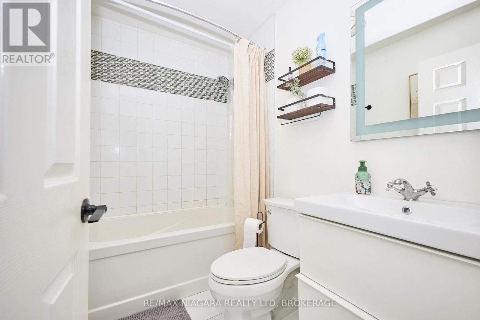 6432 Carolyn Avenue, Niagara Falls, Ontario  L2E 5H5 - Photo 16 - X12482413